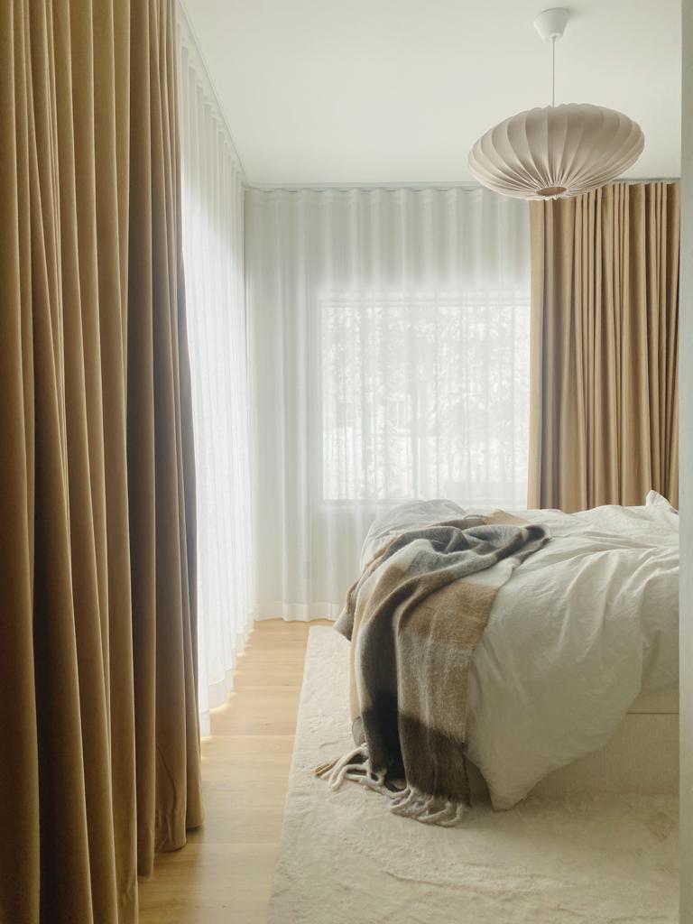 Mörkläggande sammetsgardiner, hotellgardiner_beige_vit_1
