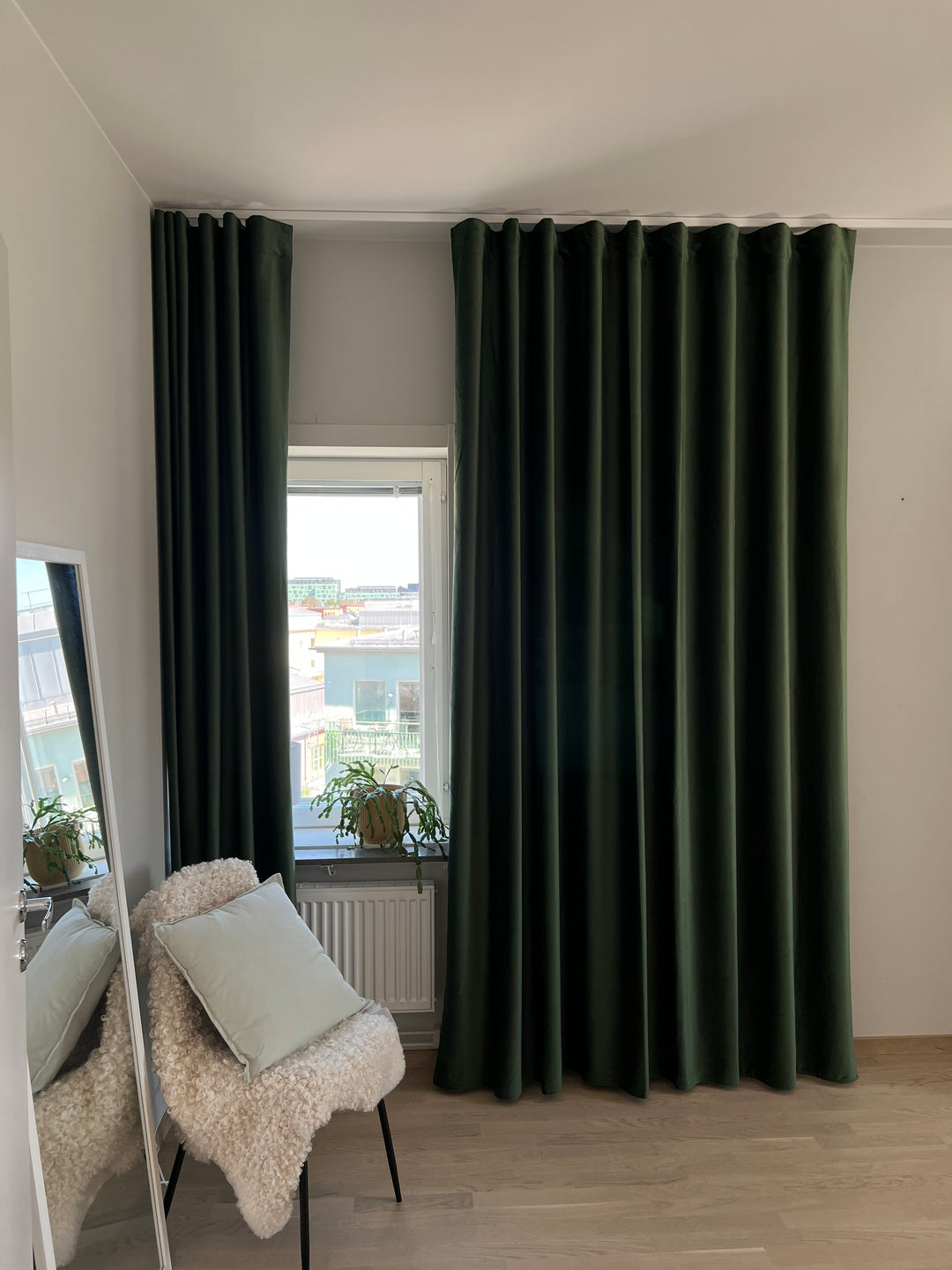 Gröna gardiner i sammet. Sammetsgardiner passar utmärkt i sovrum som mörkläggning och en mysfaktor. 