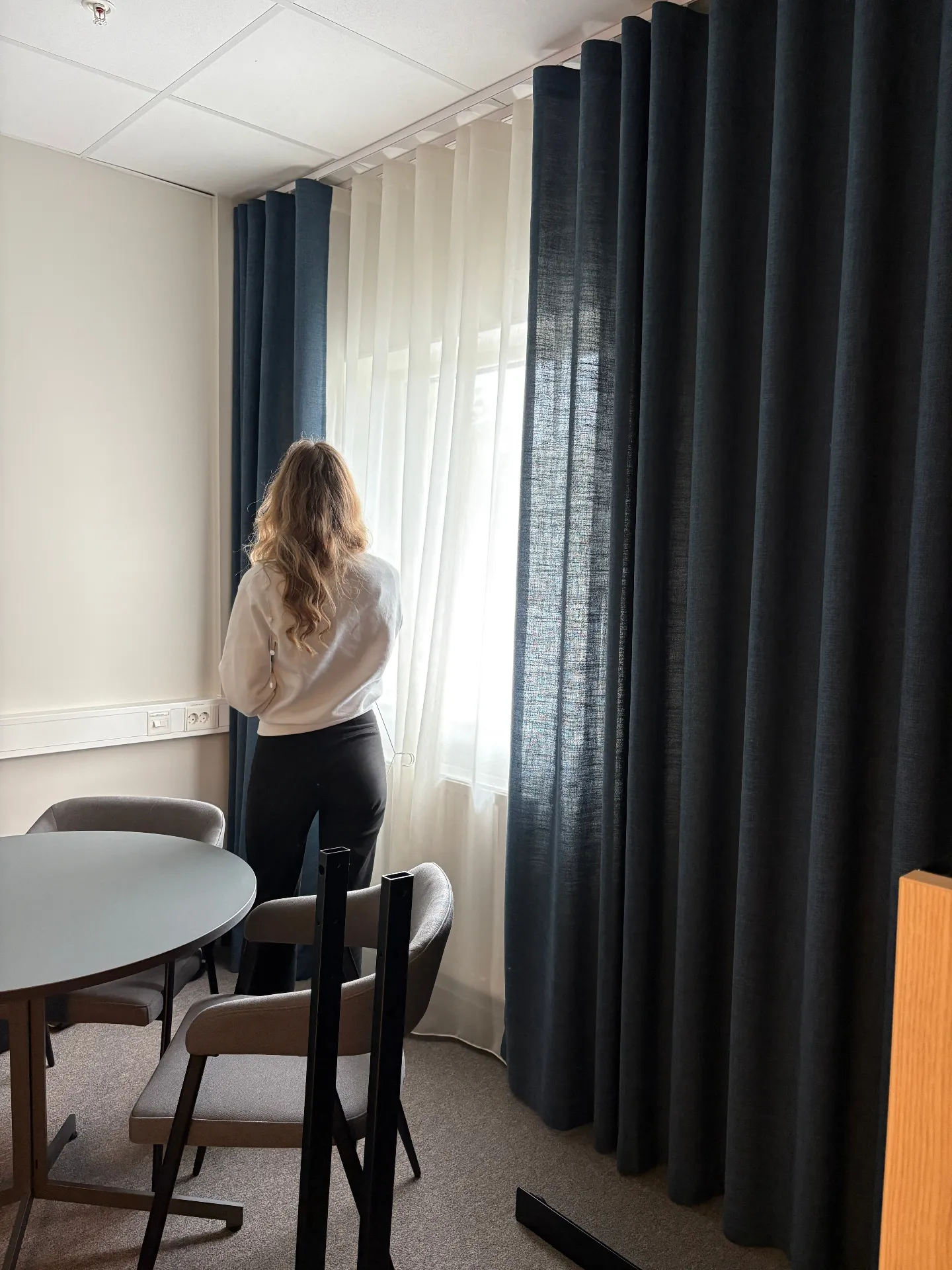 Mörkläggande företagsgardiner i blått och vitt