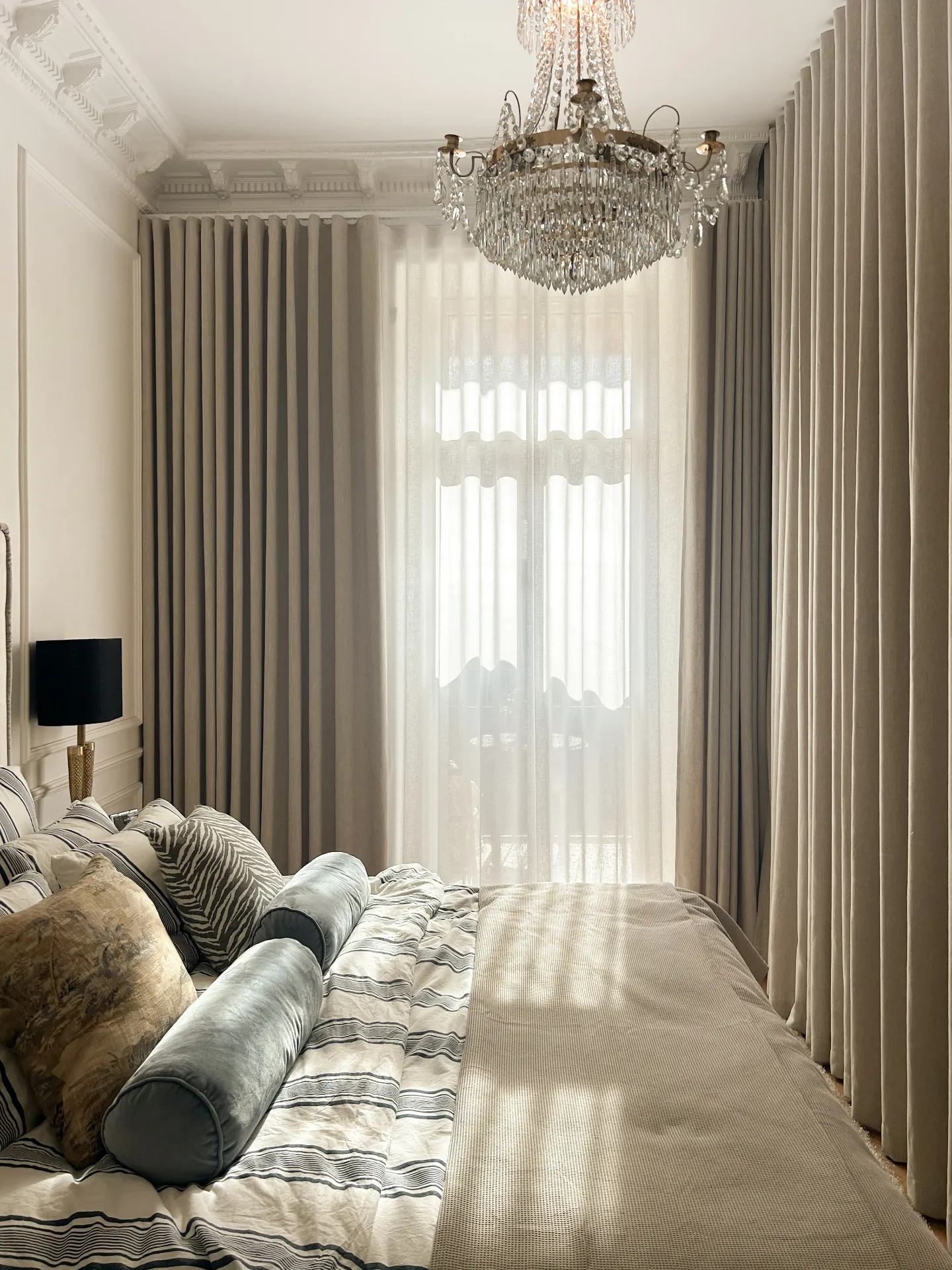 Tunn linnegardin i vit & Nero mörkläggning i beige med wave